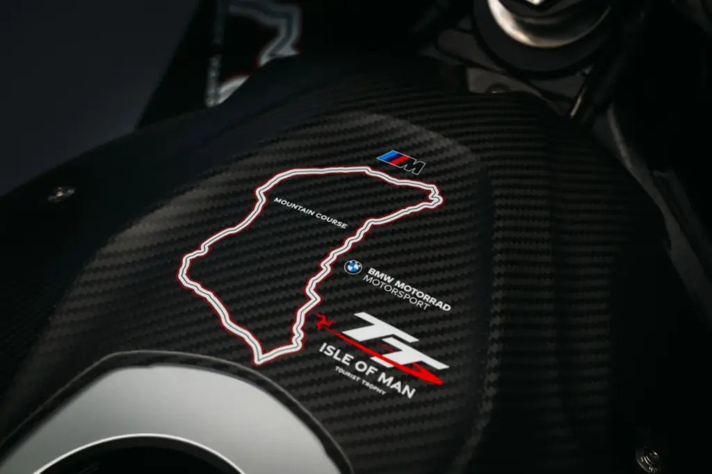 BMW deslumbra en el TT de la Isla de Man con esta M 1000 RR que lleva su nombre 15 Motor16 2026 bmw motorrad m 1000 rr isle of man tt 12 Motor16