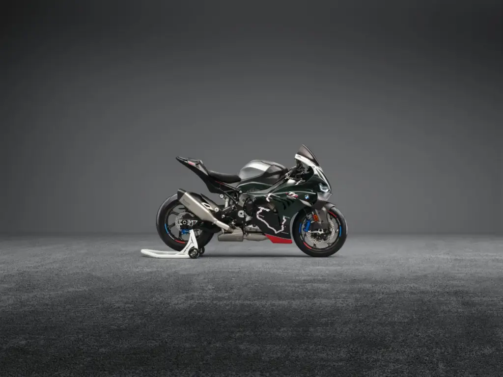 BMW deslumbra en el TT de la Isla de Man con esta M 1000 RR que lleva su nombre 4 Motor16 2026 BMW M 1000 RR Isle of Man TT. Imagen lateral.