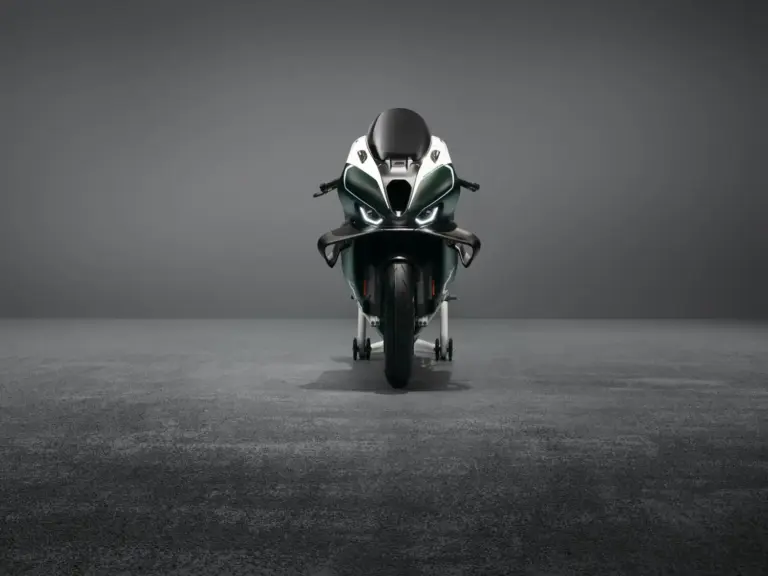 BMW deslumbra en el TT de la Isla de Man con esta M 1000 RR que lleva su nombre