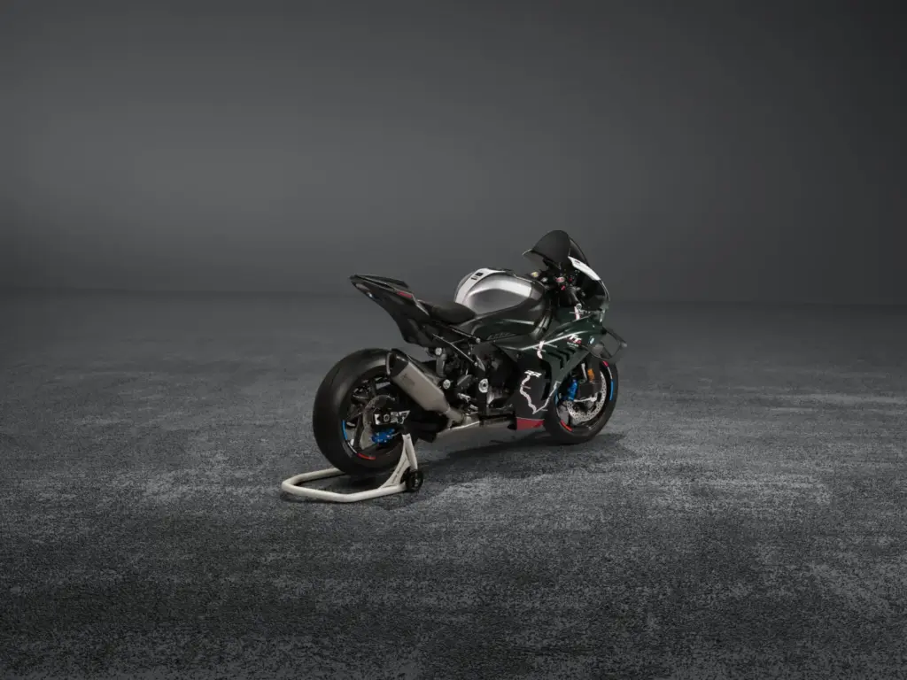 BMW deslumbra en el TT de la Isla de Man con esta M 1000 RR que lleva su nombre 5 Motor16 2026 BMW M 1000 RR Isle of Man TT. Imagen trasera.