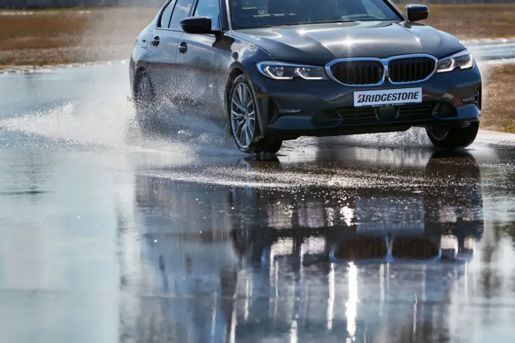 Qué es el aquaplaning y cómo lo puedes evitar: Bridgestone te da las claves que debes grabarte 1 Motor16 2026 Bridgestone Turanza. Aquaplaning. Imagen curva.