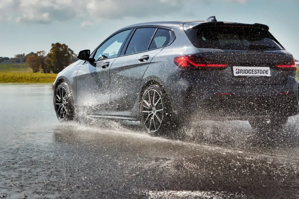 Qué es el aquaplaning y cómo lo puedes evitar: Bridgestone te da las claves que debes grabarte 2 Motor16 2026 Bridgestone Turanza. Aquaplaning. Imagen trasera.