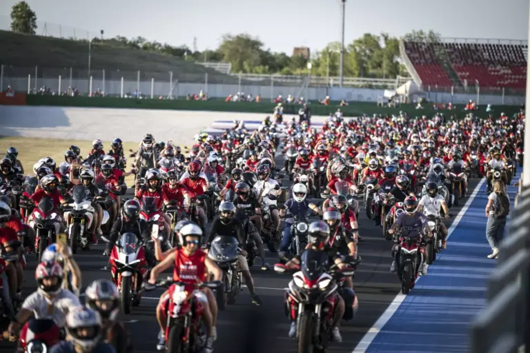 Ducati reúne a decenas de motoristas en Guadalajara para celebrar sus 100 años