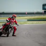 Ducati Hypermotard 698 Mono Nera: la supermotard que estrena asistente de caballito y quickshifter