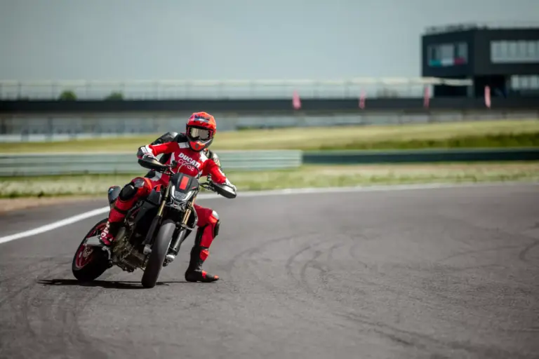 Ducati Hypermotard 698 Mono Nera: la supermotard que estrena asistente de caballito y quickshifter