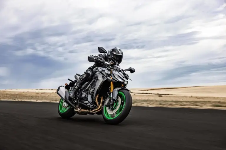 Suzuki GSX-S1000 vs Kawasaki Z1100 SE: las naked de 1000 con más potencia por menos dinero