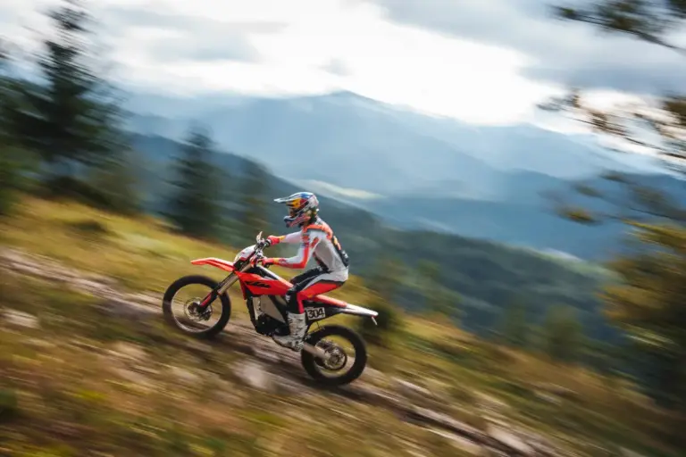 KTM Freeride E 2027: llega la trail eléctrica con batería extraíble y 26 CV