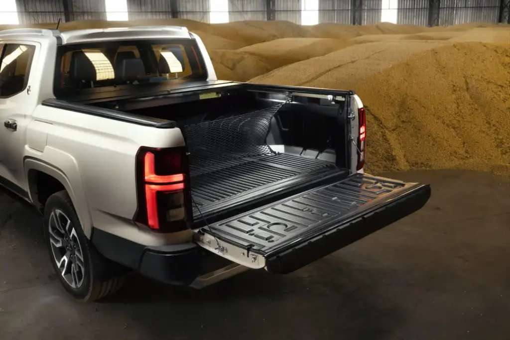 Mitsubishi se marca un pick-up para granjeros de postín y con 62.380 euros de presupuesto 3 Motor16 2026 Mitsubishi Triton Terra. Imagen caja.