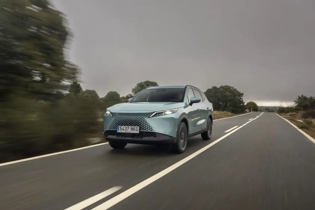 OMODA & JAECOO celebra 50.000 clientes en España con un evento simultáneo en 47 concesionarios 1 Motor16 2026 OMODA 7 SHS. By-wire. Imagen.
