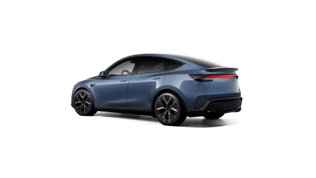 La solución de Tesla para gastar la pintura que sobra tras dejar de fabricar el Model S 3 Motor16 2026 Tesla Model Y Performance Frost Blue. Imagen estudio.
