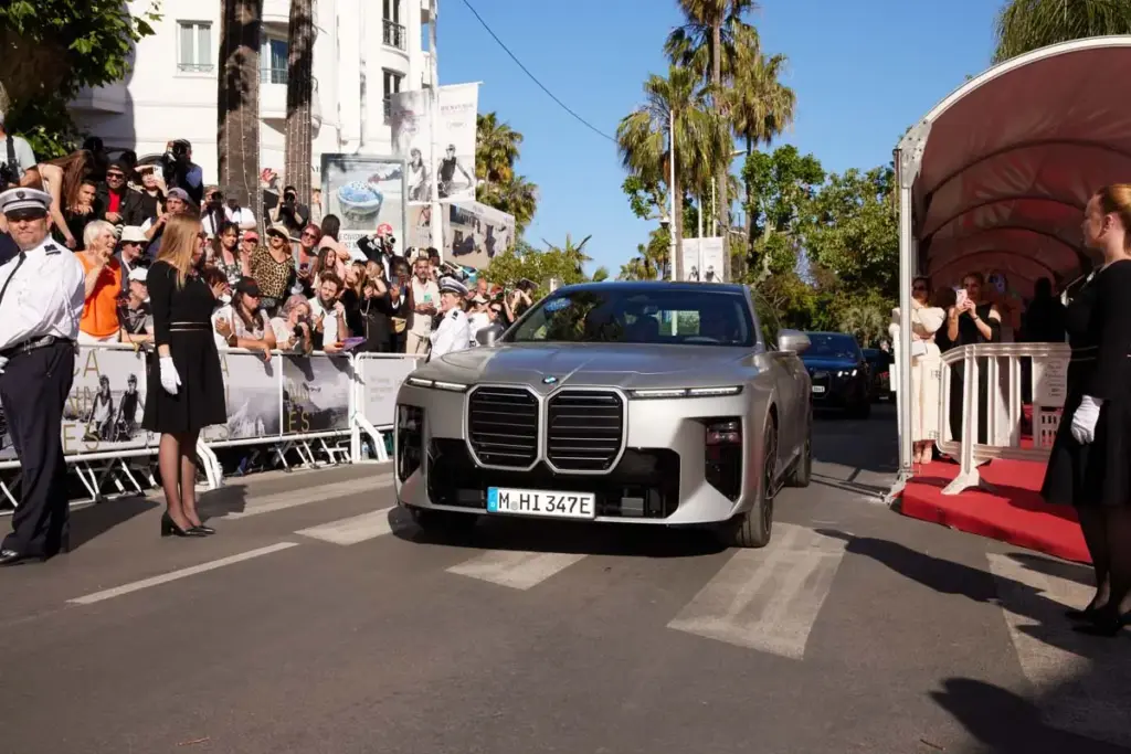 BMW lleva el futuro a Cannes: el nuevo Serie 7 debuta en Europa en el festival de cine más glamuroso del mundo 11 Motor16 2026 BMW CANNES15 Motor16