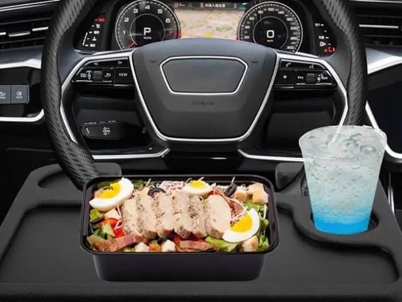 Ya puedes comer o trabajar sin bajarte del coche con este accesorio de Amazon por menos de 12 euros 1 Motor16 Amazon bandeja volante