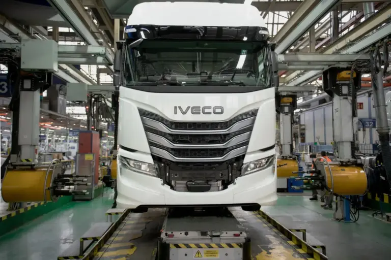 Así es la fábrica de Iveco en Madrid donde se construyen camiones únicos