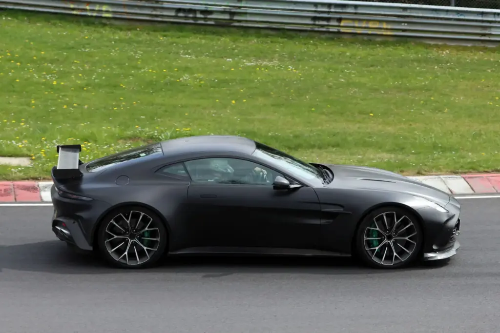 Aston Martin Vantage AMR 2027 24 Motor16