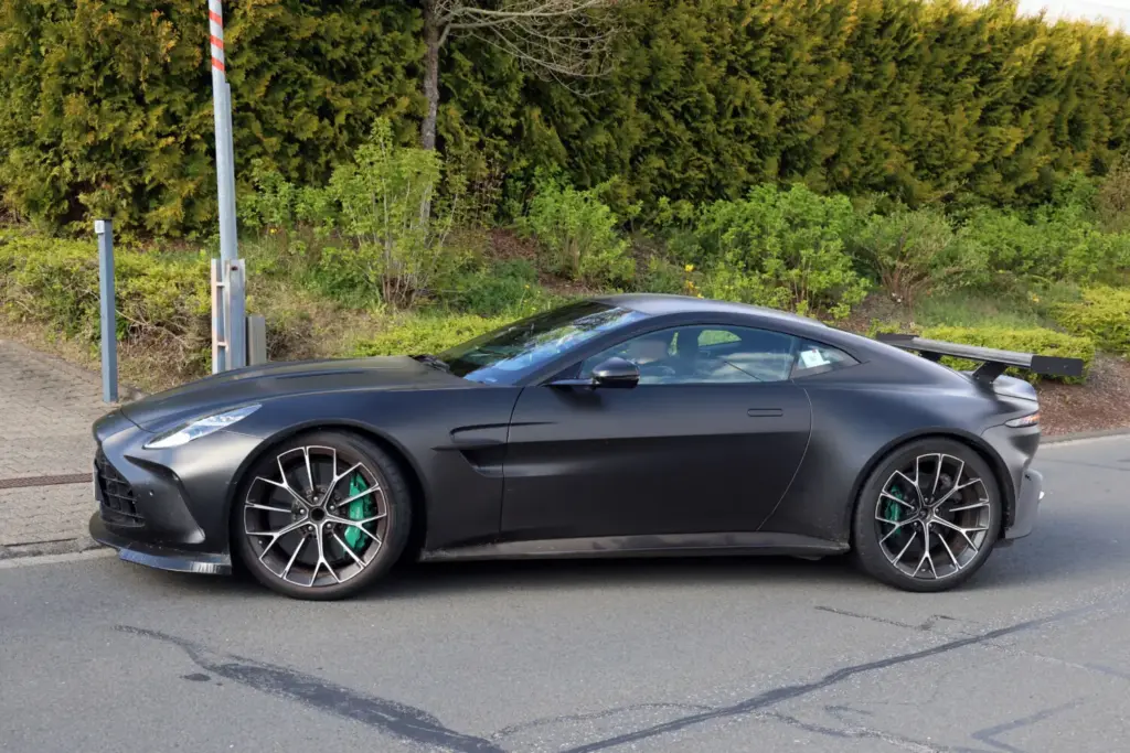 Aston Martin Vantage AMR 2027 8 Motor16