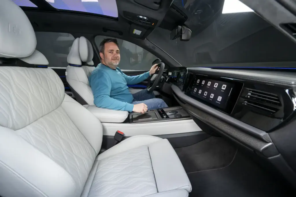 Audi Q9 camuflado interior 14 Motor16