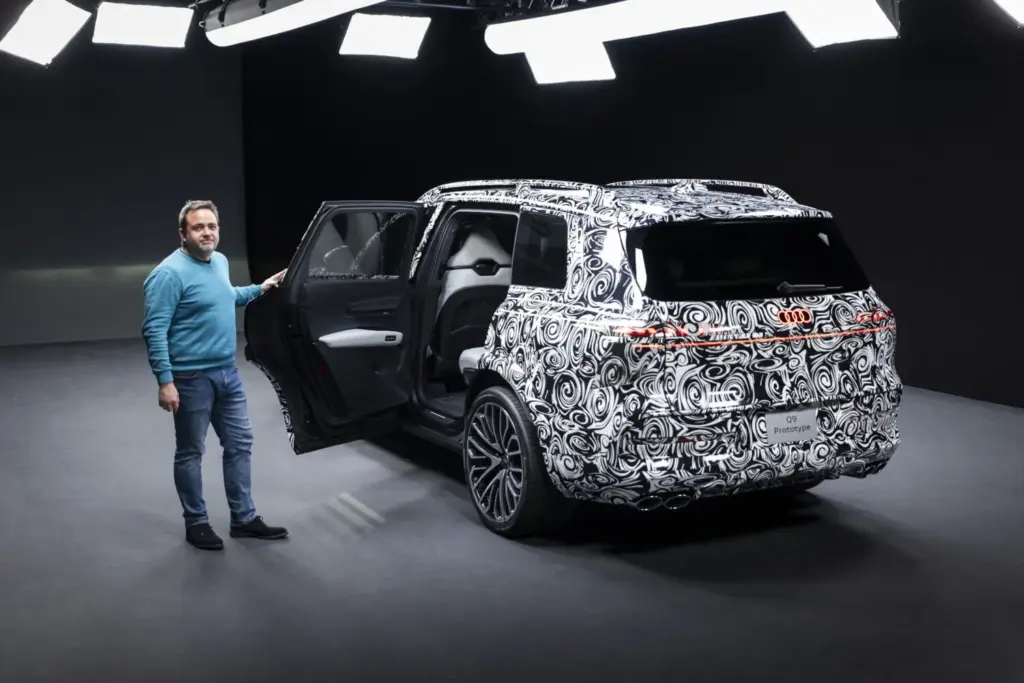 Audi Q9 camuflado interior 17 Motor16