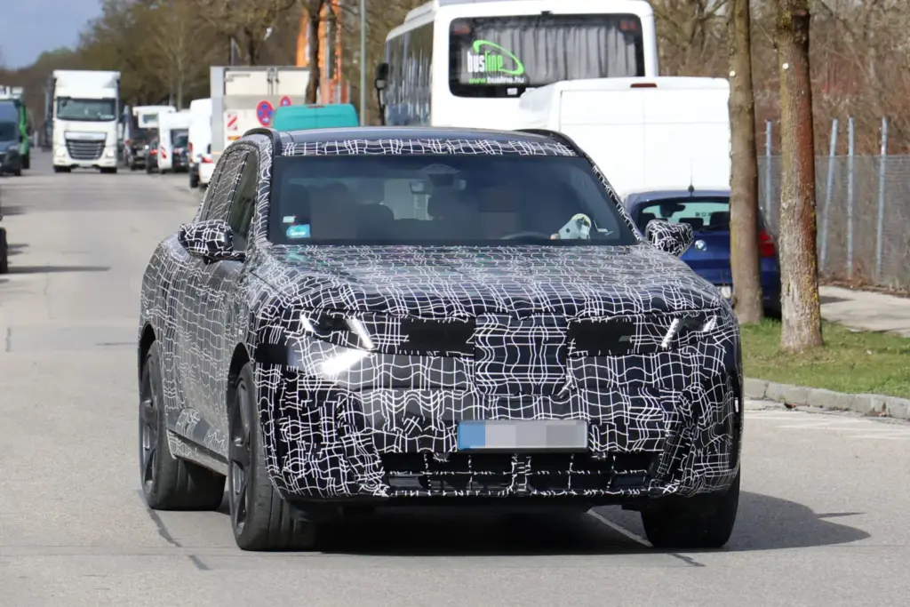 BMW iX5 M70: el SUV eléctrico más potente de la marca se deja ver con menos camuflaje 4 Motor16 BMW iX5 M70 2027 fotos espia 1 Motor16