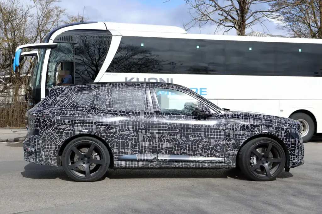 BMW iX5 M70: el SUV eléctrico más potente de la marca se deja ver con menos camuflaje 1 Motor16 BMW iX5 M70 2027 fotos espia (12)
