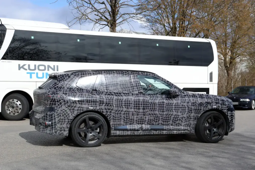 BMW iX5 M70: el SUV eléctrico más potente de la marca se deja ver con menos camuflaje 16 Motor16 BMW iX5 M70 2027 fotos espia 14 Motor16