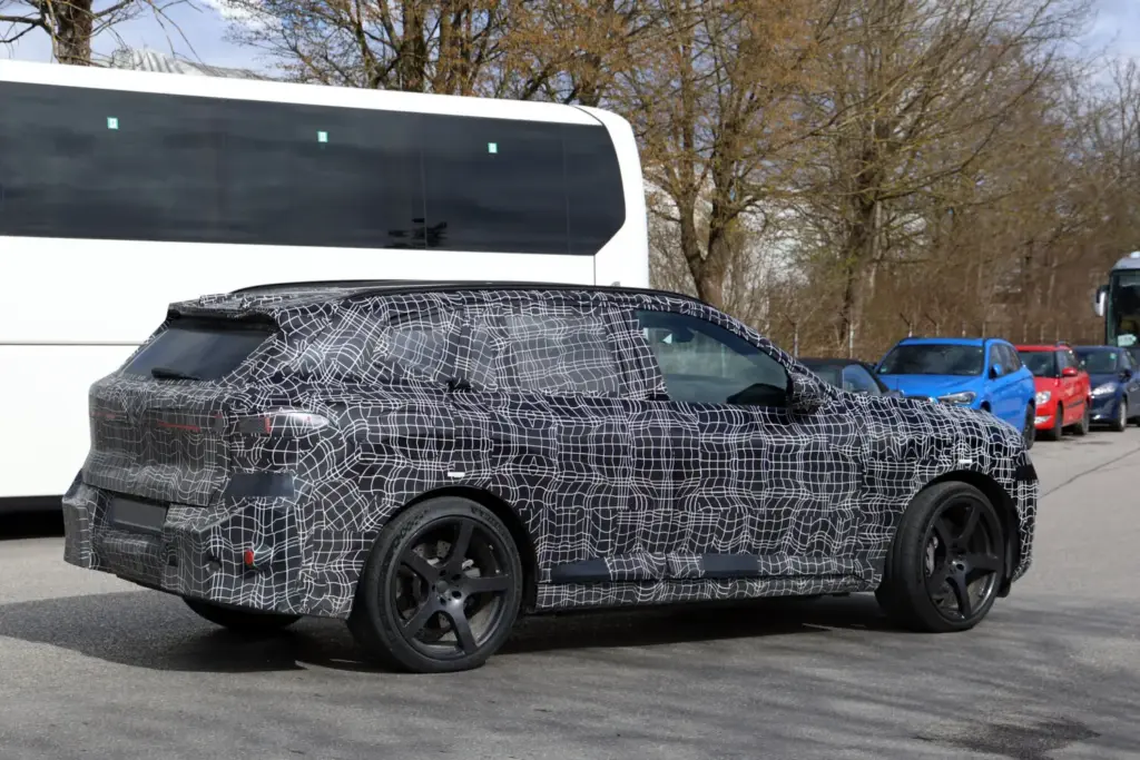 BMW iX5 M70: el SUV eléctrico más potente de la marca se deja ver con menos camuflaje 17 Motor16 BMW iX5 M70 2027 fotos espia 15 Motor16
