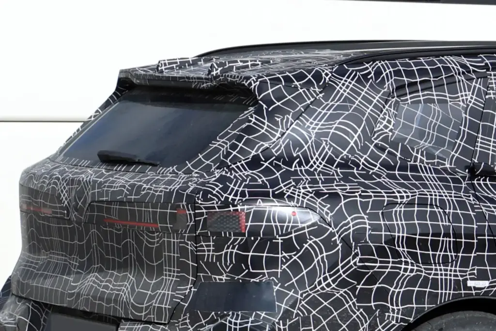 BMW iX5 M70: el SUV eléctrico más potente de la marca se deja ver con menos camuflaje 18 Motor16 BMW iX5 M70 2027 fotos espia 16 Motor16