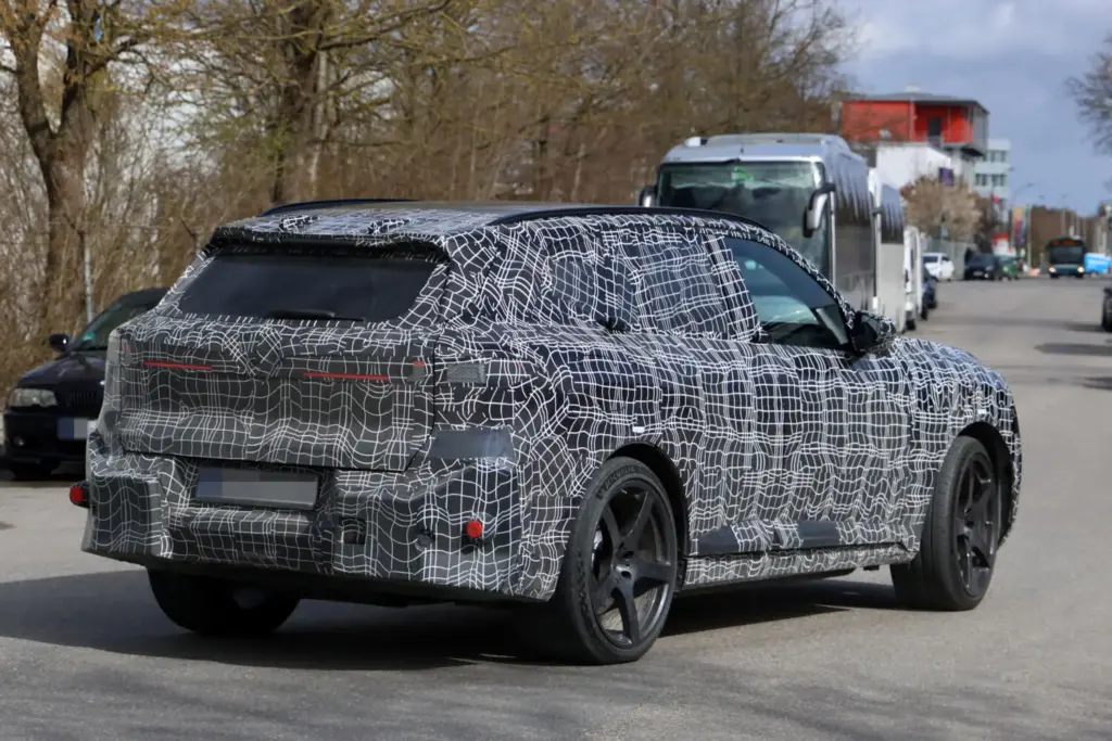 BMW iX5 M70: el SUV eléctrico más potente de la marca se deja ver con menos camuflaje 19 Motor16 BMW iX5 M70 2027 fotos espia 18 Motor16