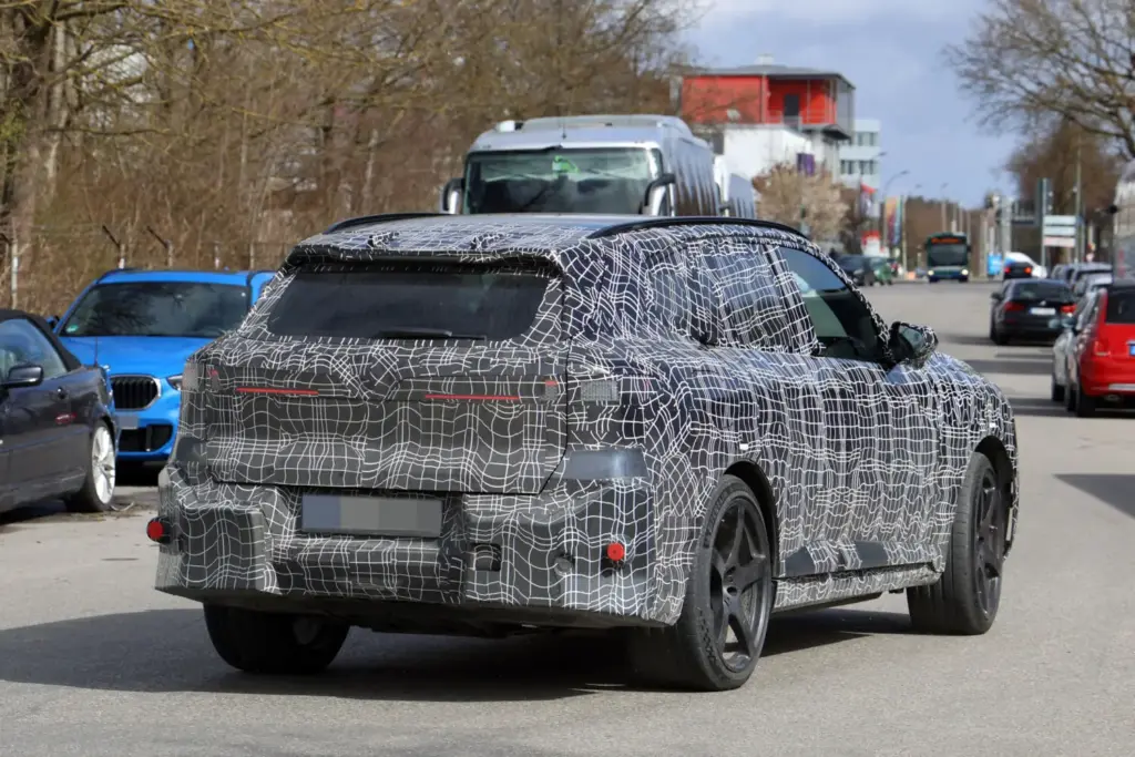 BMW iX5 M70: el SUV eléctrico más potente de la marca se deja ver con menos camuflaje 3 Motor16 BMW iX5 M70 2027 fotos espia 19 Motor16