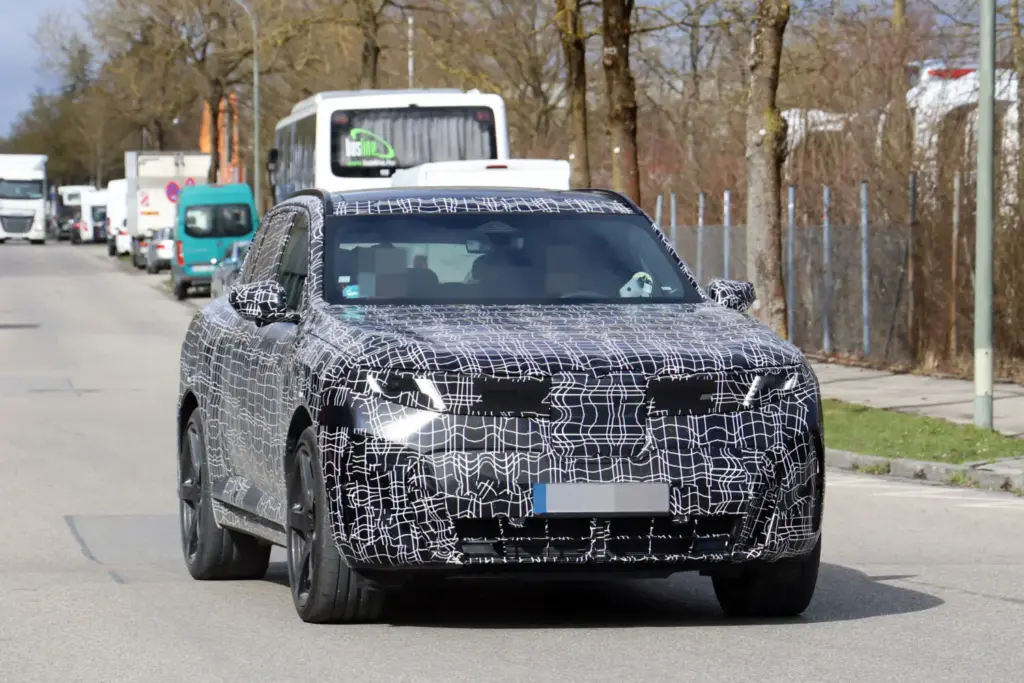 BMW iX5 M70: el SUV eléctrico más potente de la marca se deja ver con menos camuflaje 5 Motor16 BMW iX5 M70 2027 fotos espia 2 Motor16