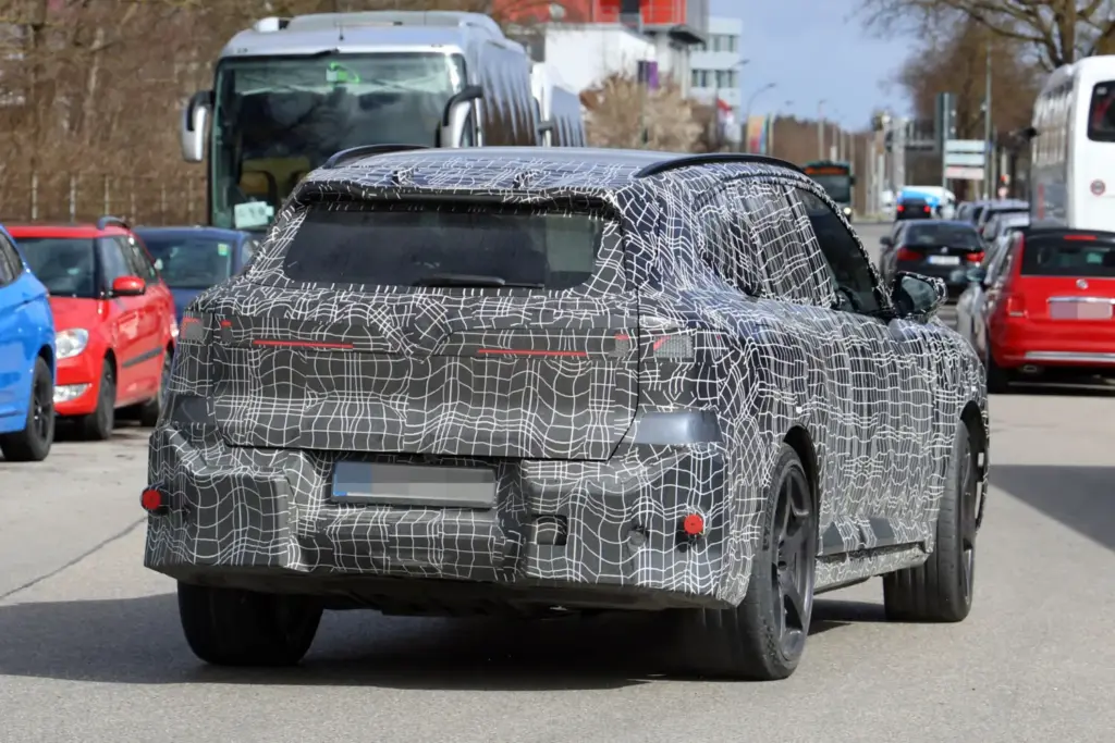 BMW iX5 M70: el SUV eléctrico más potente de la marca se deja ver con menos camuflaje 21 Motor16 BMW iX5 M70 2027 fotos espia 20 Motor16