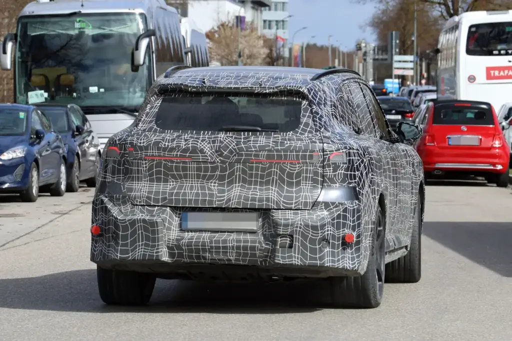 BMW iX5 M70: el SUV eléctrico más potente de la marca se deja ver con menos camuflaje 22 Motor16 BMW iX5 M70 2027 fotos espia 21 Motor16