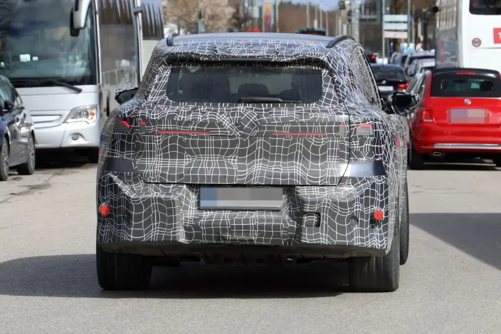 BMW iX5 M70: el SUV eléctrico más potente de la marca se deja ver con menos camuflaje 23 Motor16 BMW iX5 M70 2027 fotos espia 22 Motor16