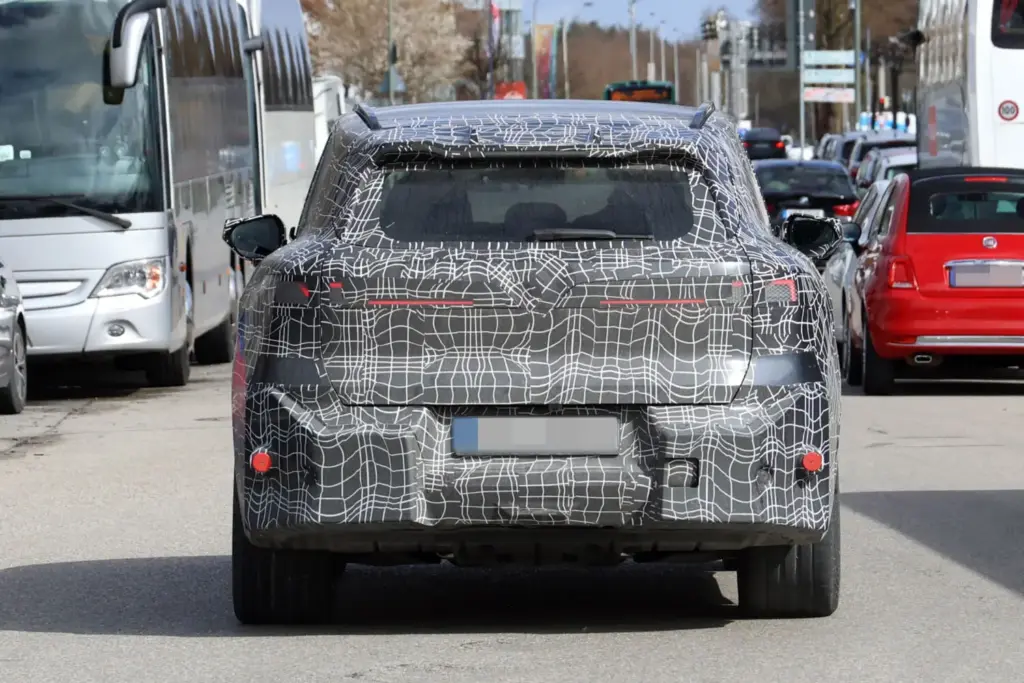 BMW iX5 M70: el SUV eléctrico más potente de la marca se deja ver con menos camuflaje 24 Motor16 BMW iX5 M70 2027 fotos espia 23 Motor16