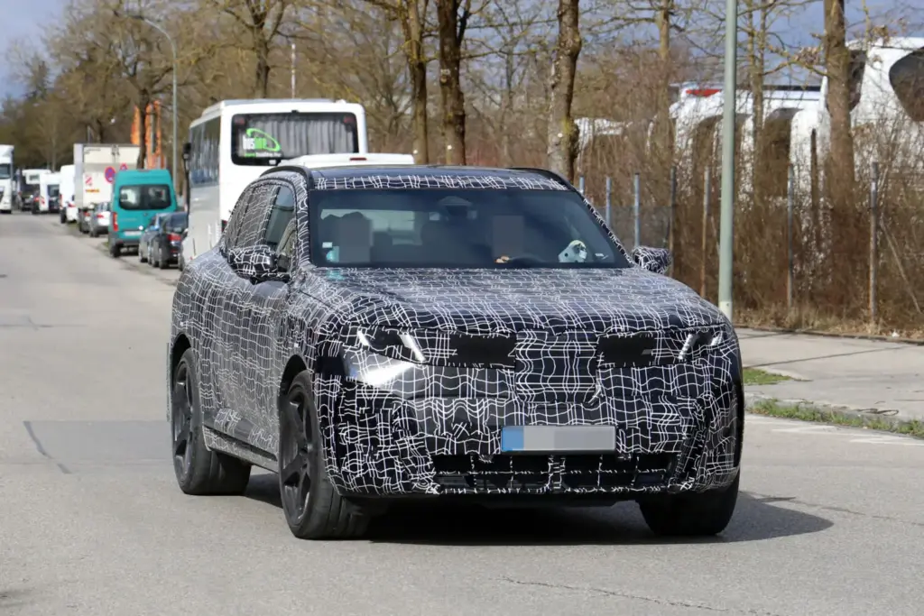 BMW iX5 M70: el SUV eléctrico más potente de la marca se deja ver con menos camuflaje 6 Motor16 BMW iX5 M70 2027 fotos espia 3 Motor16