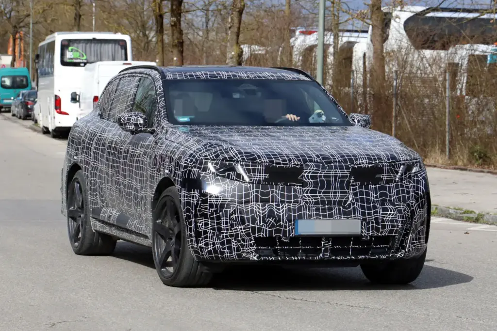 BMW iX5 M70: el SUV eléctrico más potente de la marca se deja ver con menos camuflaje 7 Motor16 BMW iX5 M70 2027 fotos espia 4 Motor16