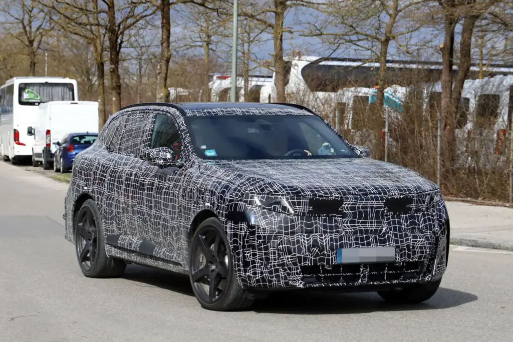 BMW iX5 M70: el SUV eléctrico más potente de la marca se deja ver con menos camuflaje 8 Motor16 BMW iX5 M70 2027 fotos espia 5 Motor16