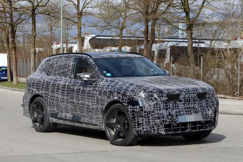 BMW iX5 M70: el SUV eléctrico más potente de la marca se deja ver con menos camuflaje 9 Motor16 BMW iX5 M70 2027 fotos espia 6 Motor16