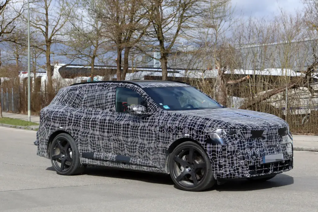 BMW iX5 M70: el SUV eléctrico más potente de la marca se deja ver con menos camuflaje 10 Motor16 BMW iX5 M70 2027 fotos espia 7 Motor16