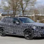 BMW iX5 M70: el SUV eléctrico más potente de la marca se deja ver con menos camuflaje