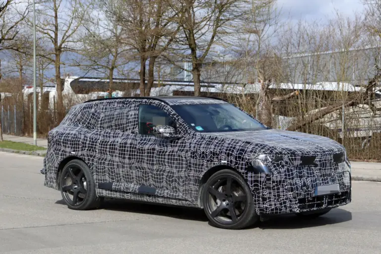 BMW iX5 M70: el SUV eléctrico más potente de la marca se deja ver con menos camuflaje