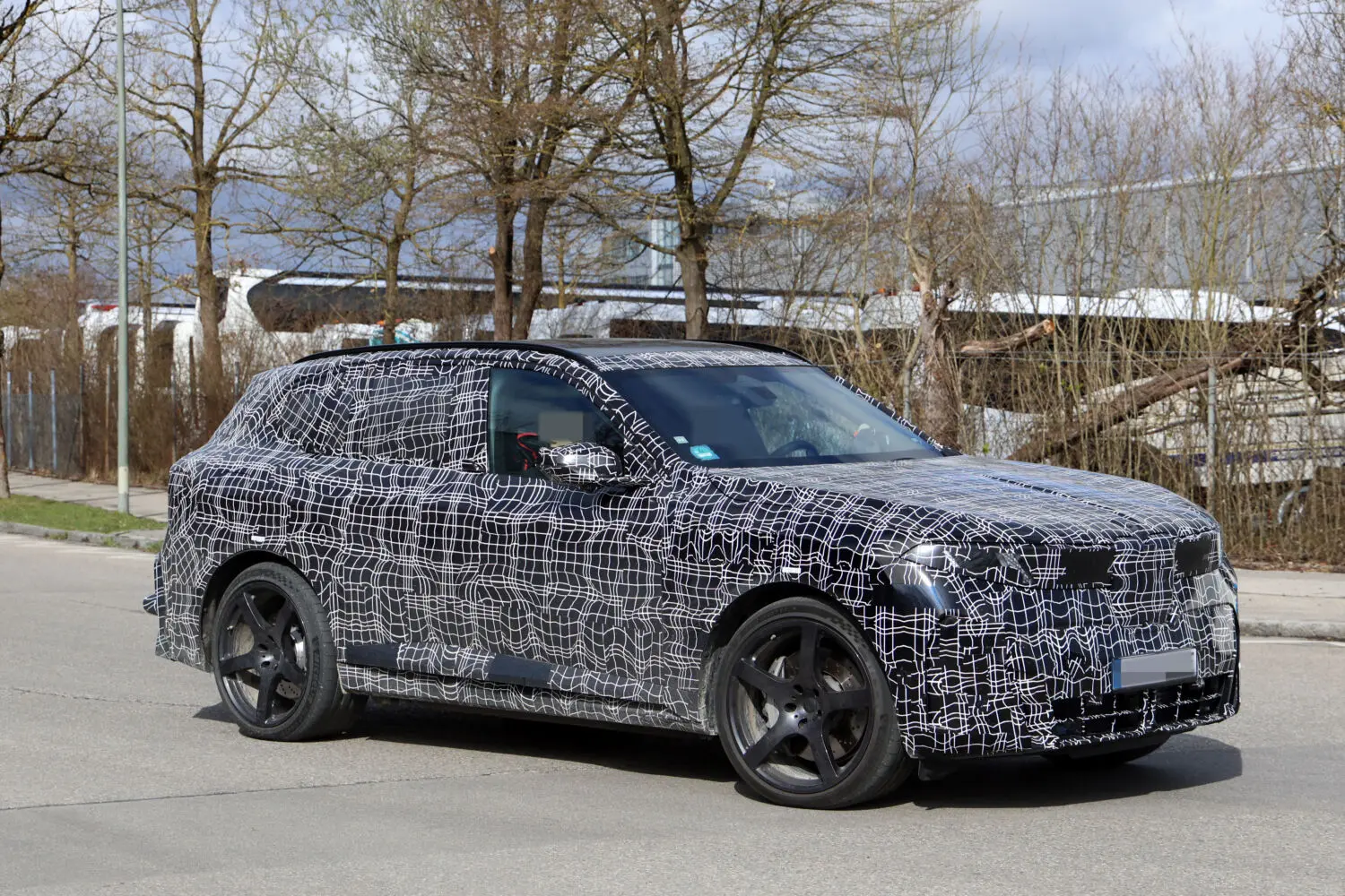 BMW iX5 M70: el SUV eléctrico más potente de la marca se deja ver con menos camuflaje