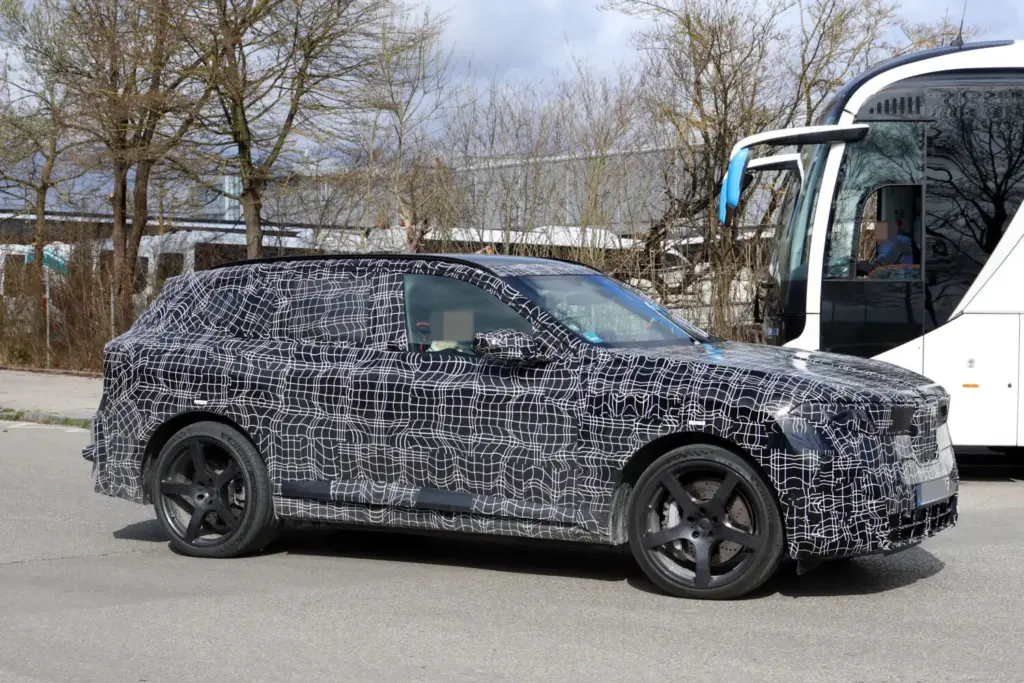 BMW iX5 M70: el SUV eléctrico más potente de la marca se deja ver con menos camuflaje 11 Motor16 BMW iX5 M70 2027 fotos espia 8 Motor16