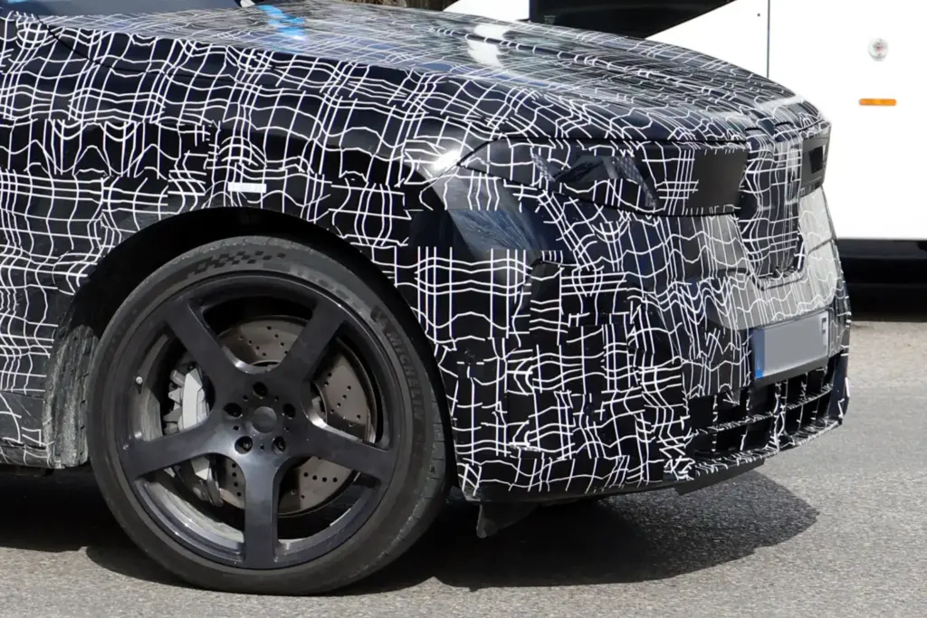 BMW iX5 M70: el SUV eléctrico más potente de la marca se deja ver con menos camuflaje 12 Motor16 BMW iX5 M70 2027 fotos espia 9 Motor16