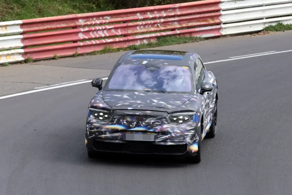 Bentley Barnato: el SUV eléctrico continúa su puesta a punto en Nürburgring 3 Motor16 Bentley Barnato 2028 Nurburgring 1 Motor16