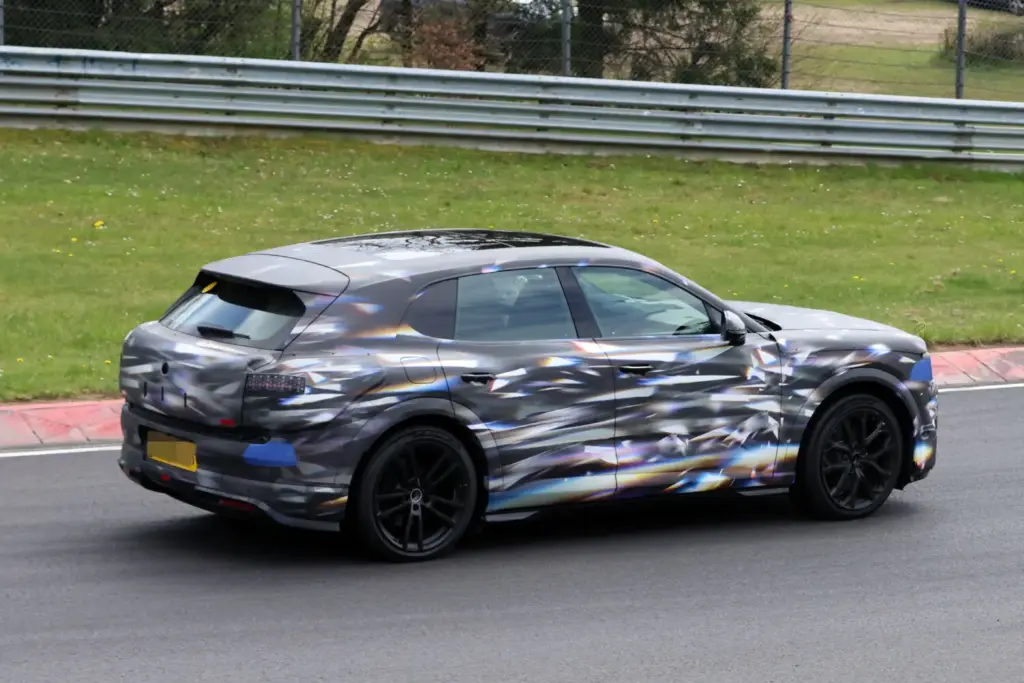 Bentley Barnato: el SUV eléctrico continúa su puesta a punto en Nürburgring 12 Motor16 Bentley Barnato 2028 Nurburgring 10 Motor16