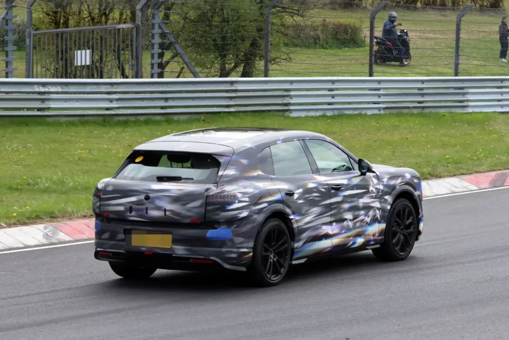 Bentley Barnato: el SUV eléctrico continúa su puesta a punto en Nürburgring 14 Motor16 Bentley Barnato 2028 Nurburgring 12 Motor16
