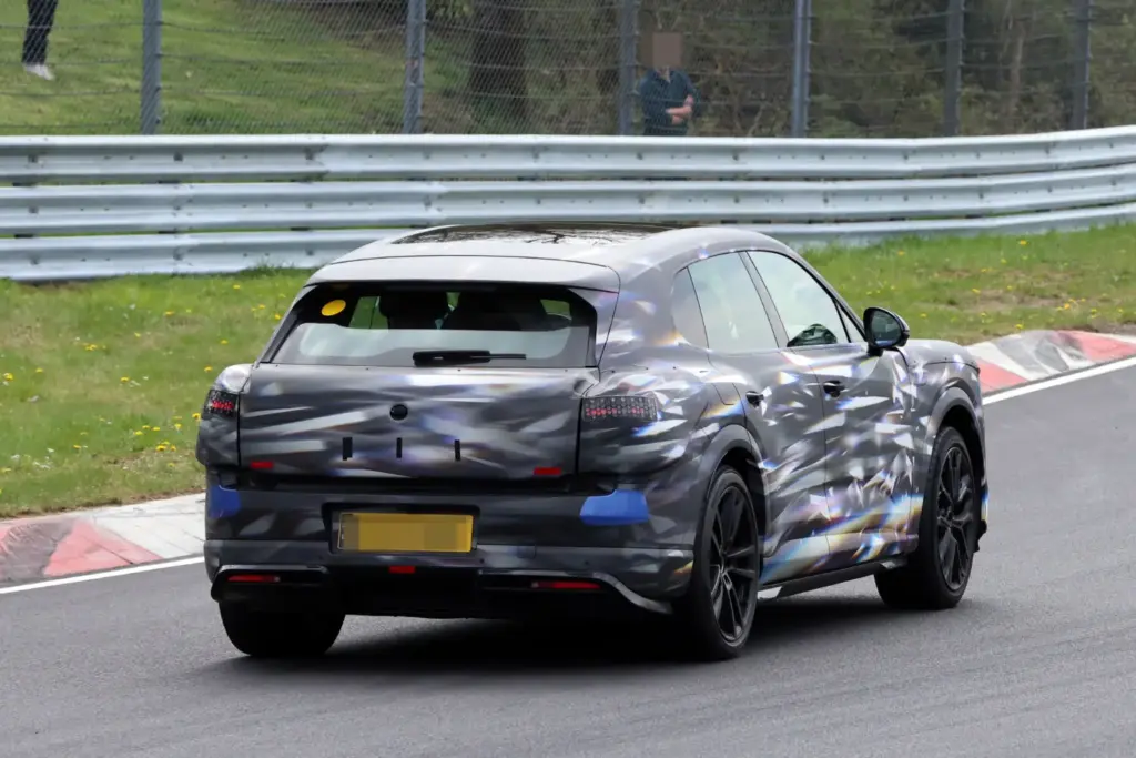 Bentley Barnato: el SUV eléctrico continúa su puesta a punto en Nürburgring 16 Motor16 Bentley Barnato 2028 Nurburgring 14 Motor16
