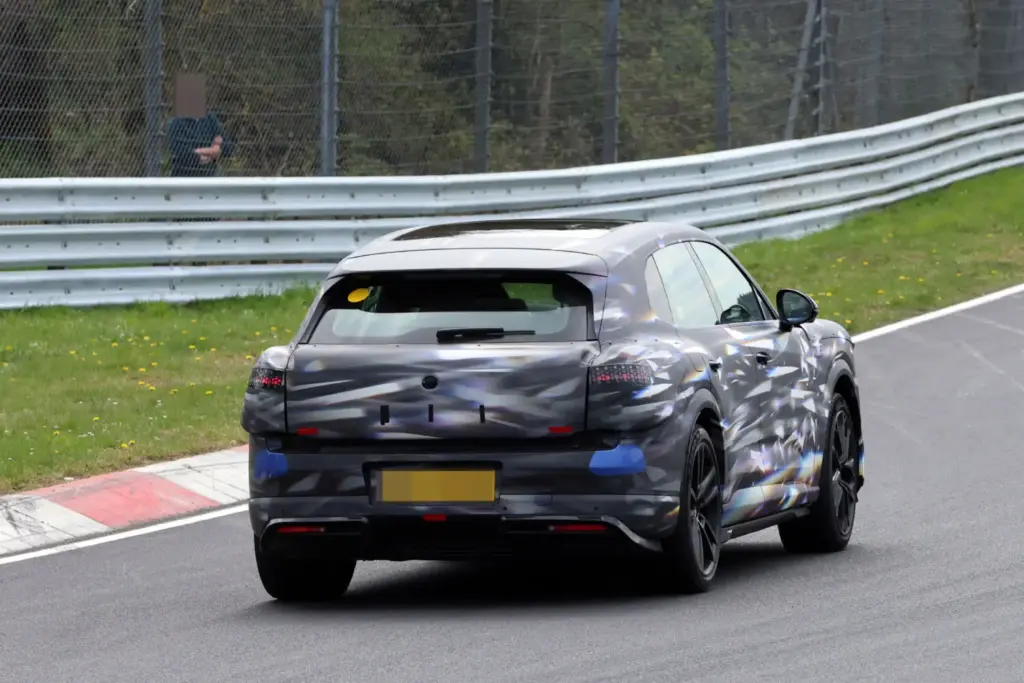 Bentley Barnato: el SUV eléctrico continúa su puesta a punto en Nürburgring 17 Motor16 Bentley Barnato 2028 Nurburgring 15 Motor16