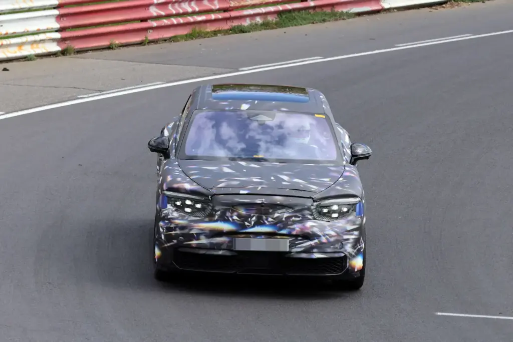 Bentley Barnato: el SUV eléctrico continúa su puesta a punto en Nürburgring 4 Motor16 Bentley Barnato 2028 Nurburgring 2 Motor16
