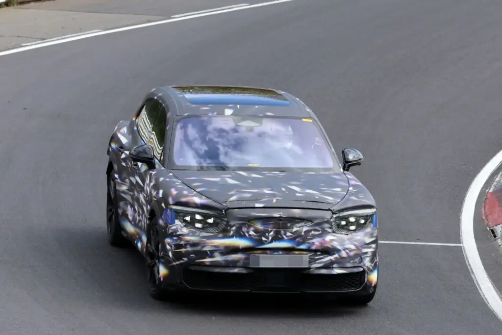 Bentley Barnato: el SUV eléctrico continúa su puesta a punto en Nürburgring 5 Motor16 Bentley Barnato 2028 Nurburgring 3 Motor16